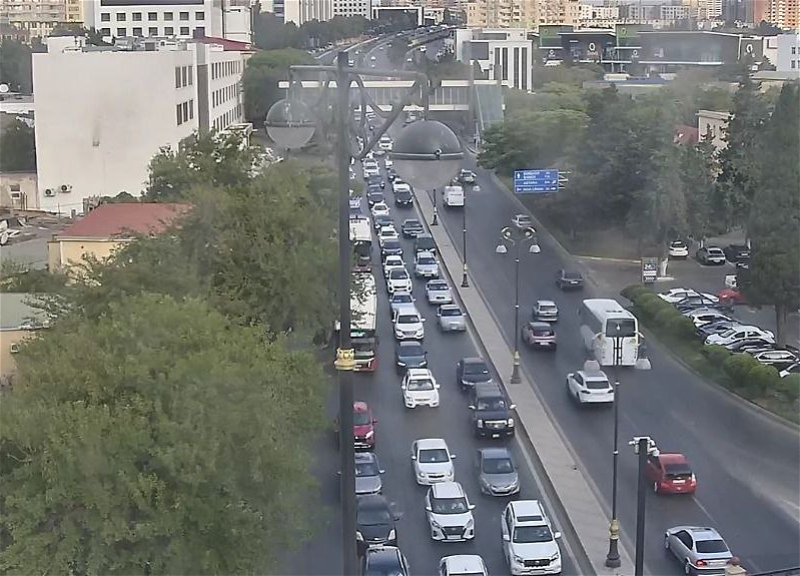 На этих улицах Баку затруднено движение транспорта - ФОТО