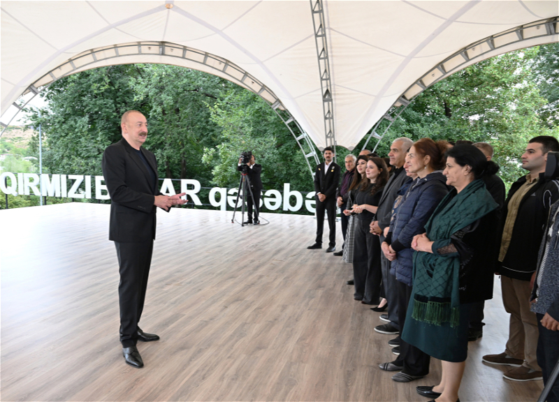 Президент Ильхам Алиев встретился с жителями поселков Гырмызы Базар, Гадрут и села Сос - ФОТО