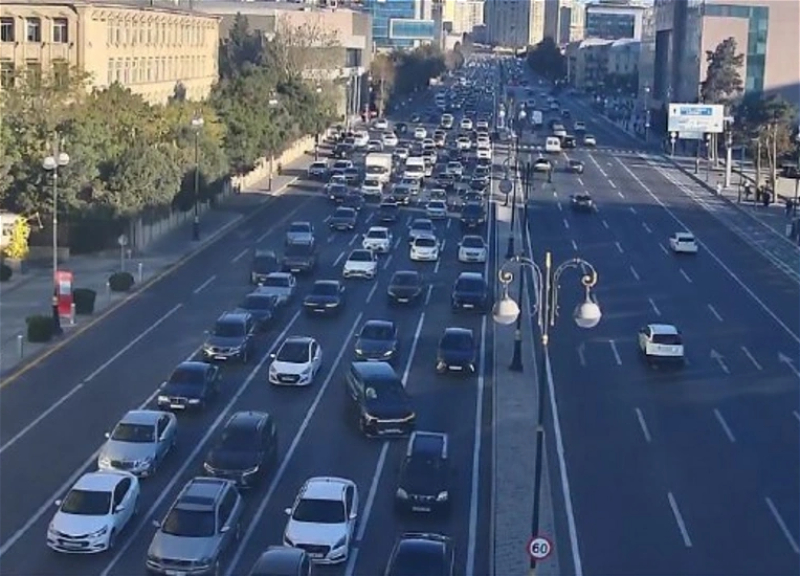 В Баку на 15 улицах и проспектах наблюдаются пробки