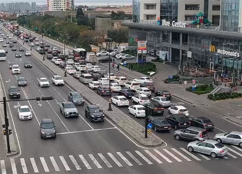 На ряде улиц и проспектов Баку затруднено движение транспорта - ФОТО