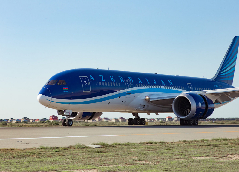 Самолет AZAL, направленный для перевозки пассажиров рейса Санкт-Петербург-Баку, прибыл в Баку - ОБНОВЛЕНО