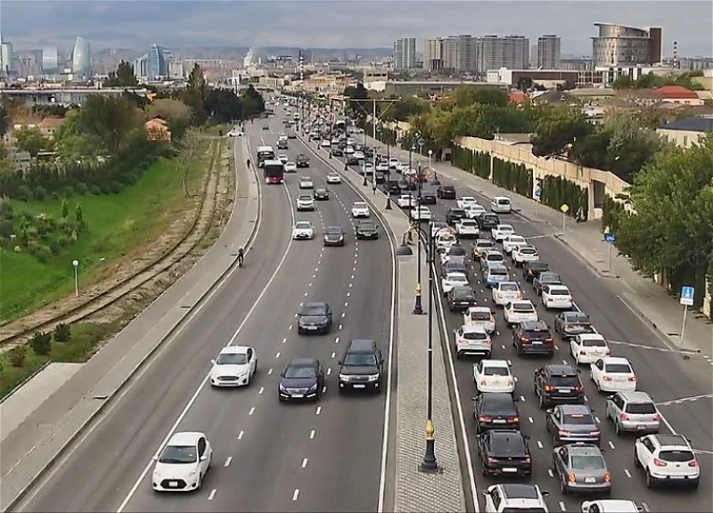 На ряде улиц и проспектов Баку затруднено движение транспорта