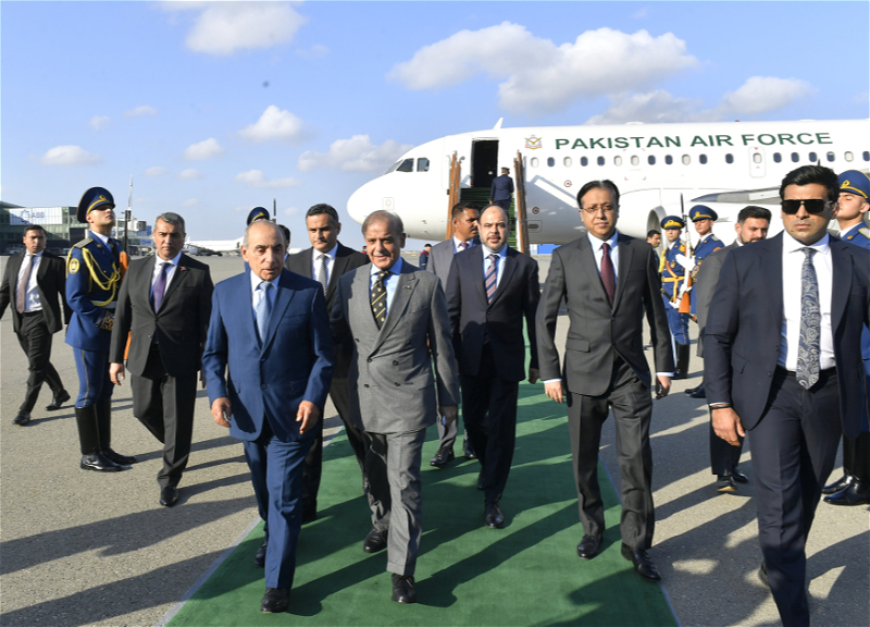 Премьер-министр Пакистана прибыл с визитом в Азербайджан - ФОТО