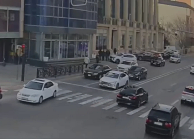 Водителям напомнили правила остановки на перекрёстках при запрещающем сигнале - ВИДЕО