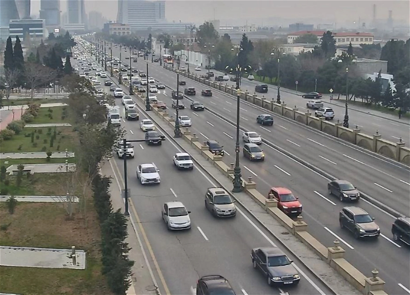 На дорогах Баку наблюдаются пробки в 17 направлениях