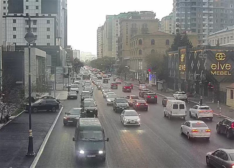В Баку на 14 улицах и проспектах затруднено движение транспорта