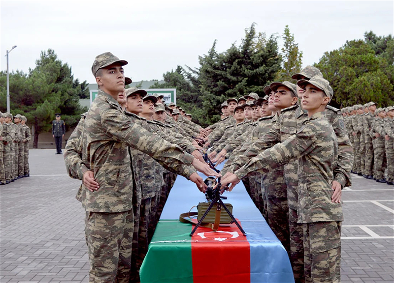 Ильхам Алиев подписал распоряжение о призыве на срочную военную службу и увольнении в запас