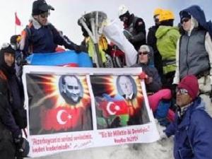На вершине Агрыдаг установлен плакат с воззваниями Ататюрка и Гейдара Алиева
