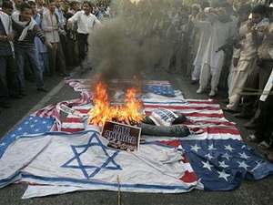 В Турции сожгли американский и израильский флаги