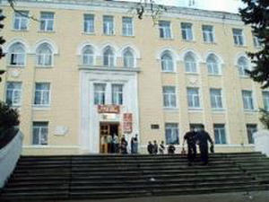 В Азербайджане верующие атаковали среднюю школу
