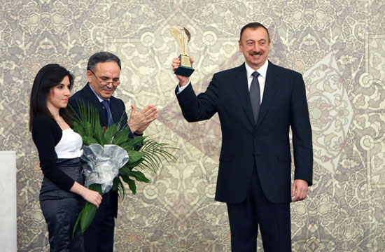 Ильхам Алиев: «Я буду стремиться к тому, чтобы продолжить свою деятельность для развития в Азербайджане свободной печати» - ФОТО