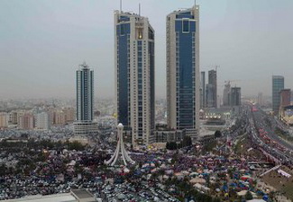 Тысячи демонстрантов движутся к зданию правительства Бахрейна