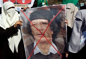 Противники Каддафи сбили военный самолет в районе города Мисурата
