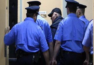 Сербское ТВ показало кадры Младича, которого ведут в суд в Белграде