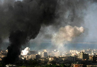 В Триполи войска НАТО атаковали резиденцию Каддафи, над зданием поднимаются клубы дыма