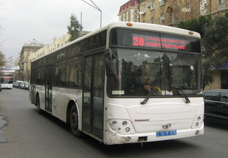 Для водителей автобусов в Баку красный свет не помеха - ВИДЕО