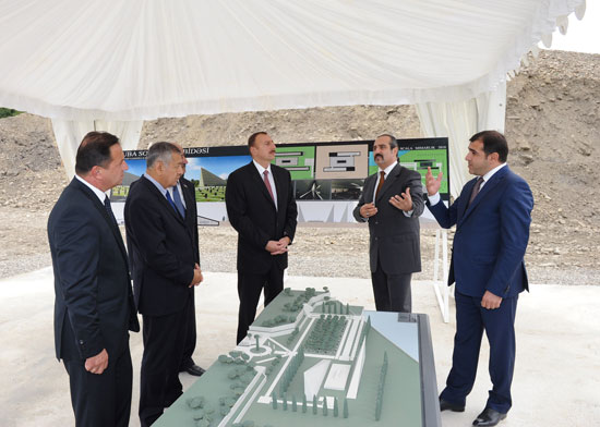 Ильхам Алиев ознакомился со строительством комплекса на территории массового захоронения в Губе - ФОТО