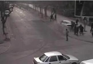 В Баку водитель протаранил людей на остановке - ВИДЕО