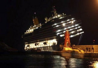 Круизный лайнер Costa Concordia получил 70-метровую пробоину и тонет