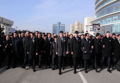 Тысячи граждан Азербайджана во главе с Президентом приняли участие в шествии памяти 20-летия Геноцида в Ходжалы - ФОТОРЕПОРТАЖ