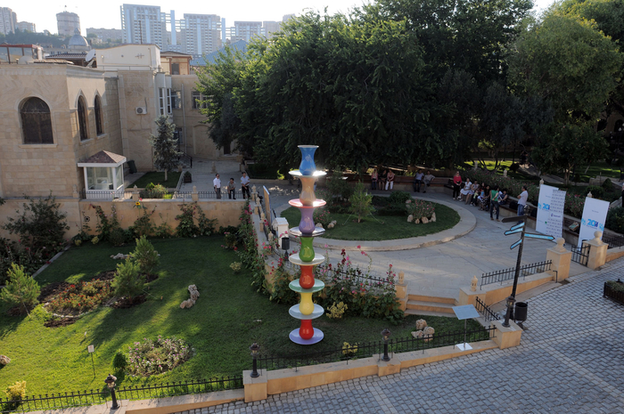 В рамках «012 Baku Public Art Festival» представлено произведение художника Наиля Алекперова «Семь красавиц» - ФОТО
