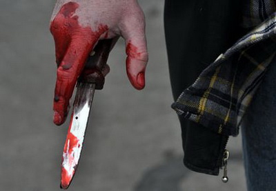 В Баку мужчина ударил ножом жену, из-за того, что она оказалась не девственницей