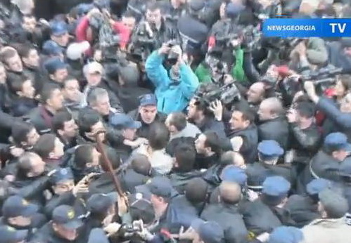 No comment. Беспорядки в Грузии: Саакашвили не дали выступить с речью - ВИДЕО