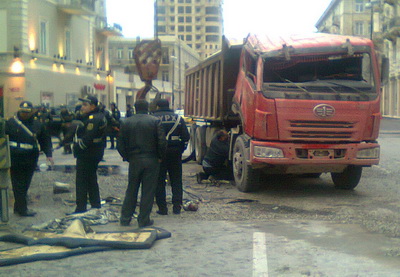 В центре Баку перевернулся грузовик: сломан светофор, фонарный столб и витрины магазина - ФОТО - ВИДЕО