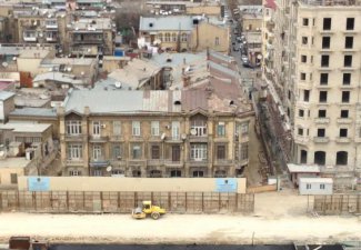 В центре Баку впервые начался процесс переноса здания