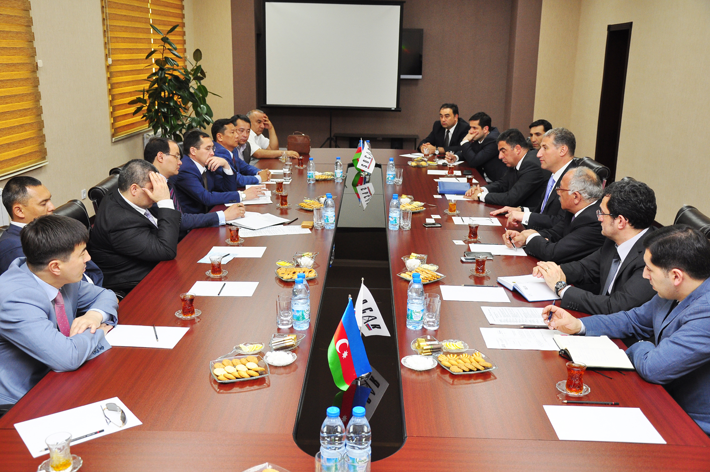 В ПО «Азерикимья» состоялась встреча с делегацией из Казахстана – ФОТО