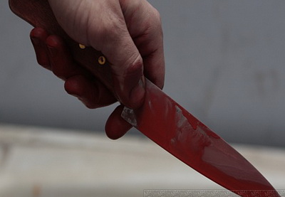 В Баку мужчина нанес удары ножом собственному сыну за то, что  тот пытался изнасиловать мать
