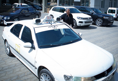 Семи Насери показал бакинцам, как следует водить «такси» - ФОТО