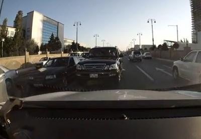 В Баку принципиальный водитель попытался заставить нарушителей соблюдать правила дорожного движения – ВИДЕО