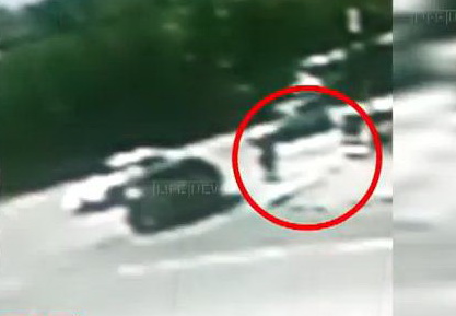 Камеры видео-наблюдения зафиксировали, как водитель «Lexus» избивает 77-летнего старика - ВИДЕО