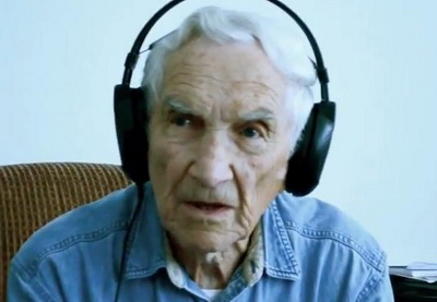 Новым хитом Интернета стала песня, которую 94-летний мужчина посвятил умершей жене - ВИДЕО