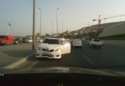 В Баку принципиальная девушка-водитель попыталась заставить нарушителя соблюдать правила дорожного движения – ВИДЕО