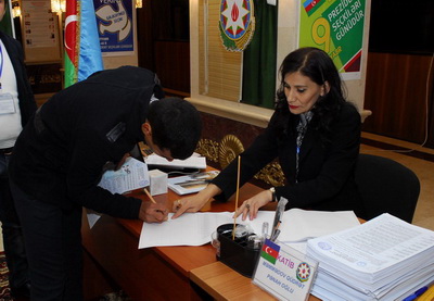 За 2 часа на выборах президента Азербайджана проголосовало около 1 млн человек - ФОТО
