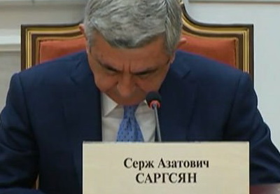 Президент Армении Серж Саргсян заснул на заседании Совета глав государств СНГ - ВИДЕО