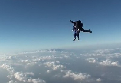Американец отметил 100-летний юбилей первым в своей жизни прыжком с парашютом – ВИДЕО