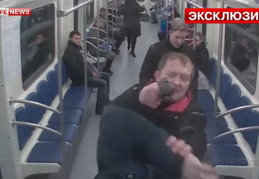 Двое пассажиров московского метро расстреляли приезжего с Кавказа - ВИДЕО