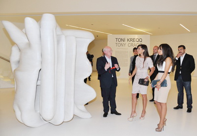 Мехрибан Алиева приняла участие в открытии выставки знаменитого британского скульптора Тони Крегга - ФОТО