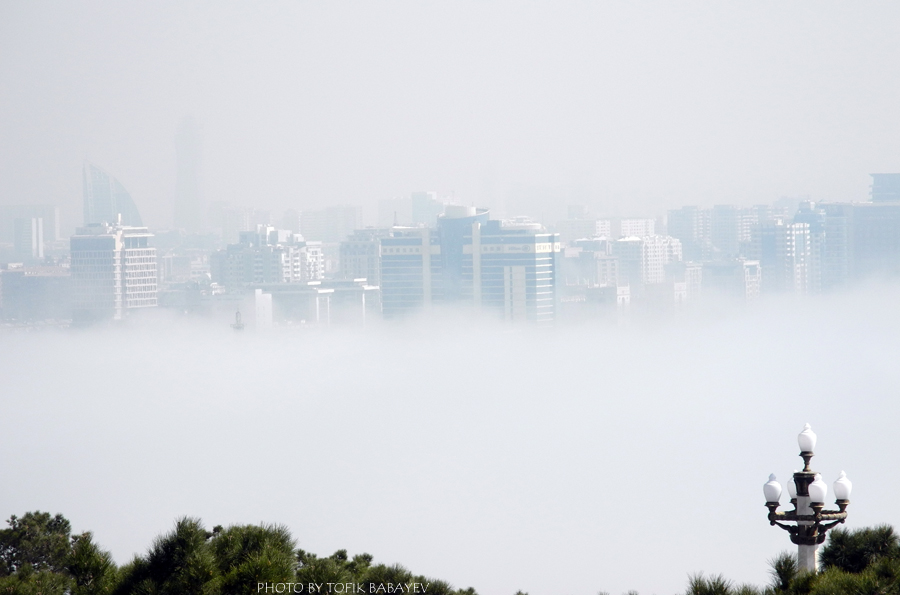 Фото дня. Туман над Баку