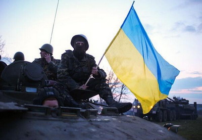 Жители Луганска остановили колонну бронетехники на подъезде к городу