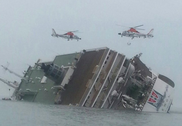 Паром в Южной Корее почти целиком ушел под воду, 1 человек погиб