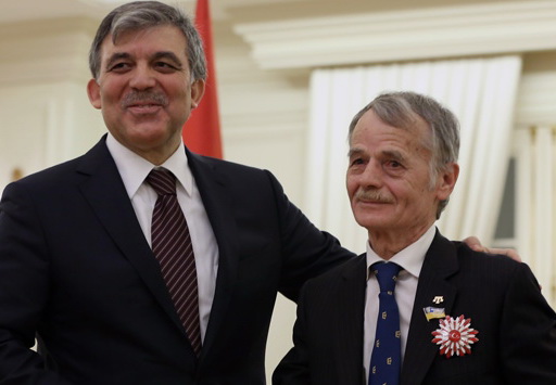 Президент Турции наградил лидера крымских татар