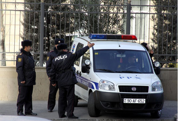 В Баку мужчина угрожал броситься с третьего этажа