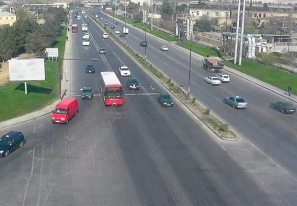 Частично ограничено движение по одному из центральных проспектов Баку - ФОТО