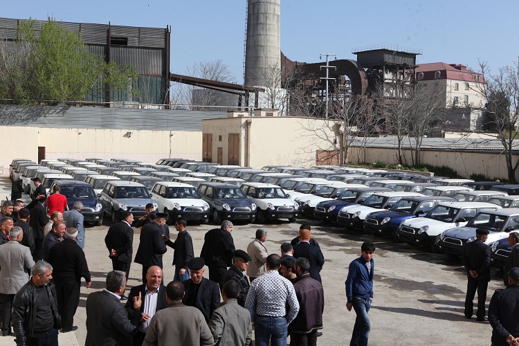 Инвалидам Карабахской войны и трагедии 20 января выдано 100 автомобилей - ФОТО