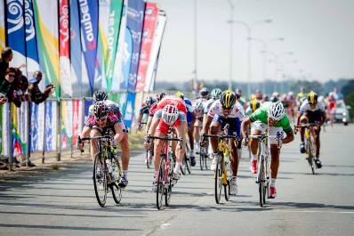 Велогонщики Synergy Baku на первом этапе Тура по дорогам Франции – ФОТО
