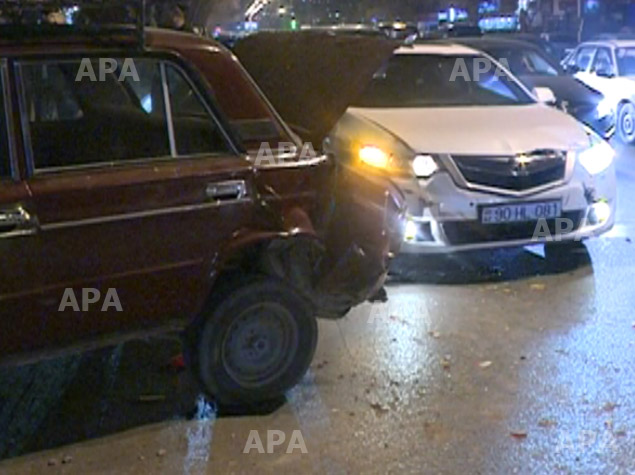 В Баку водитель на иномарке протаранил «Жигули», после чего сбежал - ФОТО